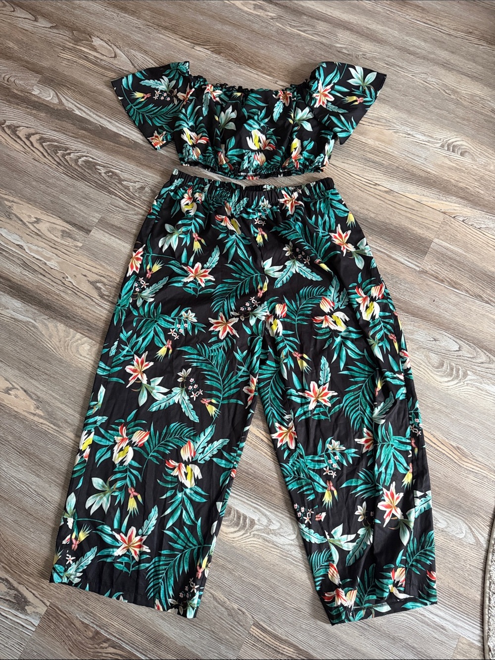 Off-Shoulder Tropical Floral Two Peice- Black/Gree